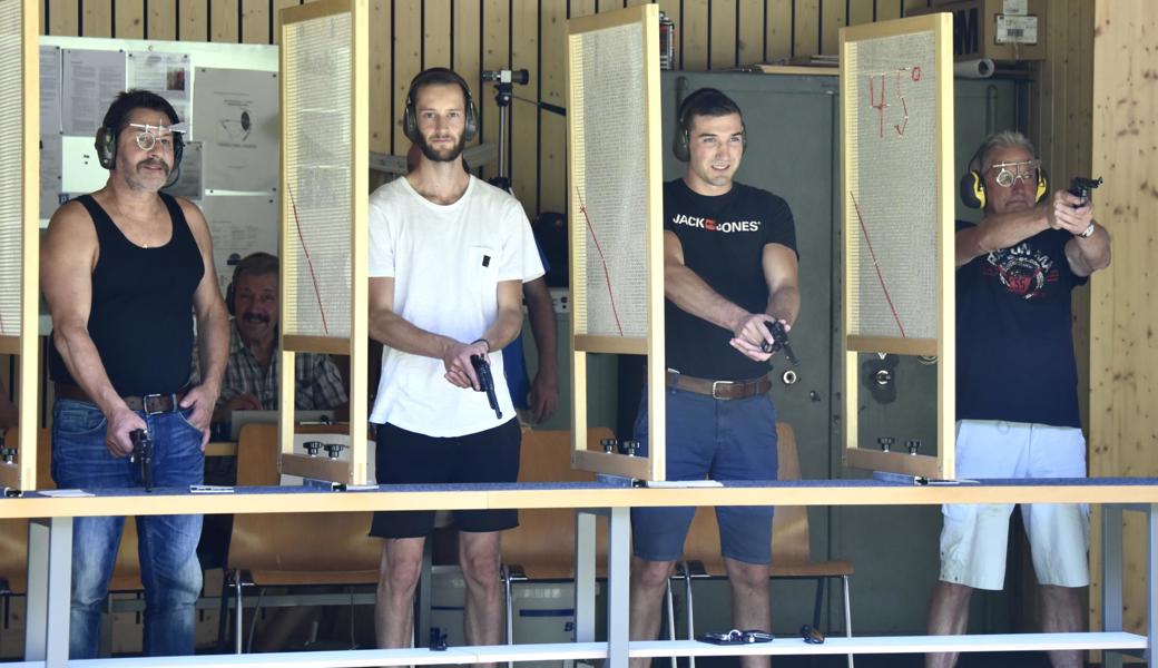 Ein solches Foto geht natürlich nur mit gesicherten Waffen. Arrangiert hat es Schützenmeister Werner Breu (rechts) vom organisierenden Pistolenverein Montlingen.