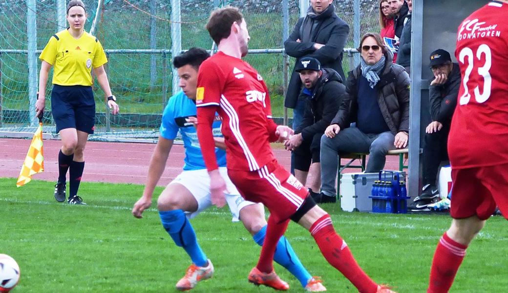 Natal Schnetzer (hinten, mit Sonnenbrille) verfolgte die meisten Spiele von der Ersatzbank aus.