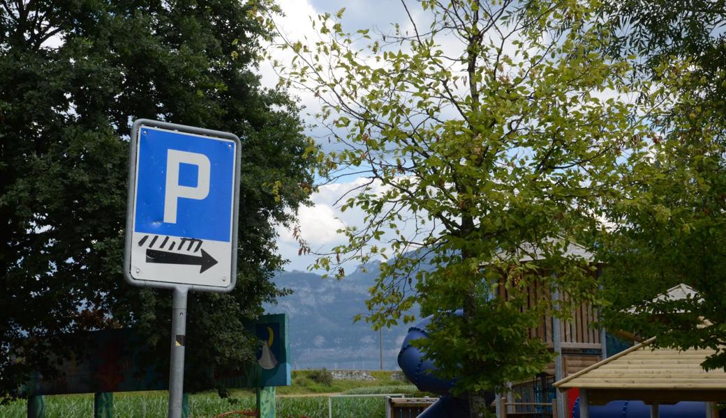 Der Parkplatz ist zwar mit einem Schild ausgewiesen … Der Parkplatz ist zwar mit einem Schild ausgewiesen …