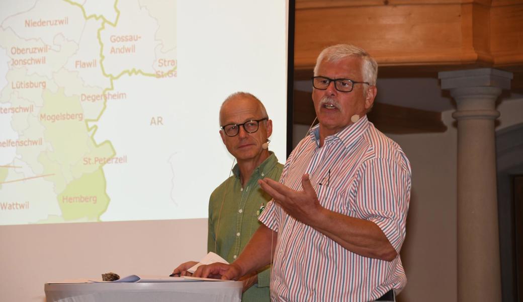 Enzo Fuschini (r.) berichtet von Erfahrungen, die er beim Zusammenschluss dreier Kirchgemeinden im Toggenburg machte. Enzo Fuschini (r.) berichtet von Erfahrungen, die er beim Zusammenschluss dreier Kirchgemeinden im Toggenburg machte.
