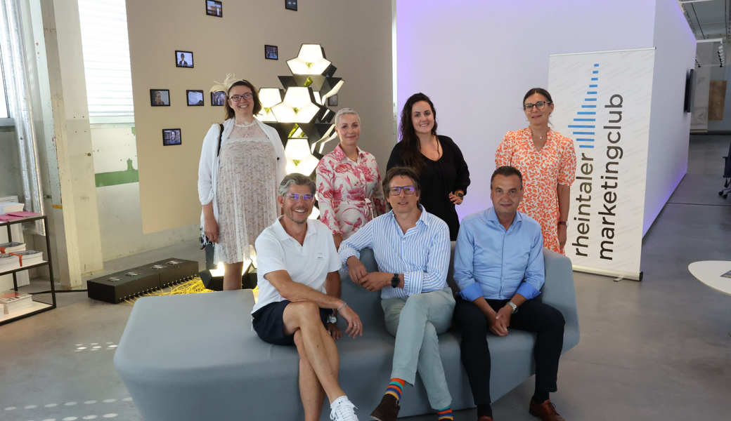 Der RMC zu Gast im Dornbirner Zumtobel Lichtforum: RMC-Präsidentin Margit Hinterholzer und RMC-Vorstand Simon Ender mit dem Zumtobel-Team Sophie Preuß, Nicholas Zumtobel, Theresa Hammer, Wolfgang Preisenhammer und Carina Buchholz (v. l.). Foto: RMC/Arno Meusburger