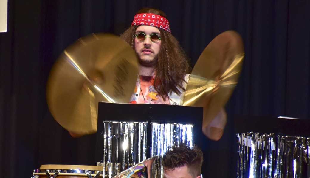 Schrill und im Outfit der 70er-Jahre war der Auftritt der Musikantinnen und Musikanten im zweiten Teil. 