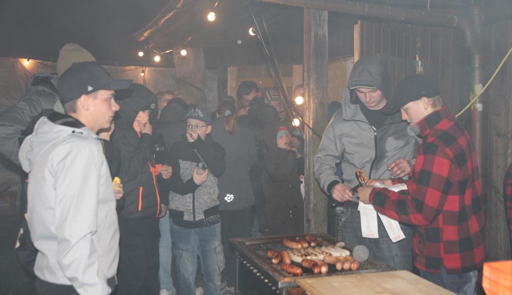 Die Besuchenden deckten sich auch in der zeitweise verrauchten Festwirtschaft ein. 