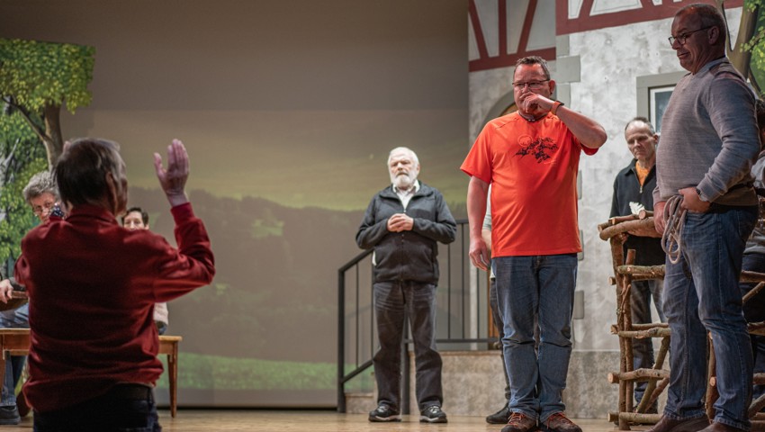 Regisseur Fredy Kunz (vorne) gibt den Schauspielerinnen und Schauspielern Anweisungen. Regisseur Fredy Kunz (vorne) gibt den Schauspielerinnen und Schauspielern Anweisungen.