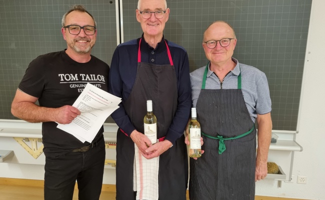 Die Turner der Männerriege wetzten die Messer und schwangen die Köchlöffel