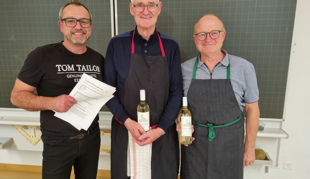 Die Männerriege des TV Rebstein mit dem Chefkoch Roger Wespi (links) und den beiden Gewinnern des Quiz