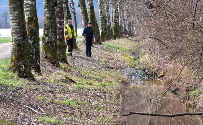 Dieselspur im Diepoldsauer Binnenkanal – Feuerwehr ist vor Ort