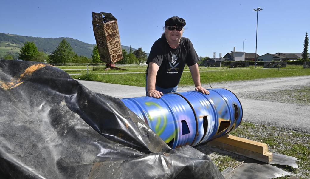 Kuspi mit seiner demontierten und unter einer Plane zum Abtransport bereitgelegten Skulptur: «Das Werk eines anderen Künstlers rührt man nicht an – das ist Ehrensache», meint er.