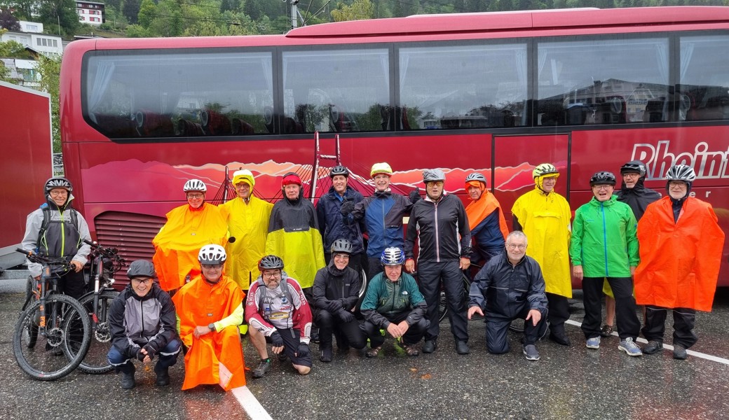 Die Männerriege des TV Rebstein im strömenden Regen vor der Abfahrt in Ilanz