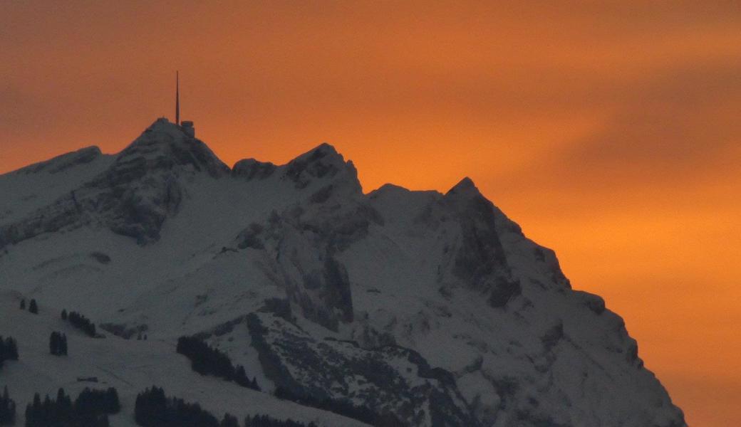 Der Säntis in Sonnenuntergangsfarben eines intensiven Abendrots als Vorbote für
Schnee.
