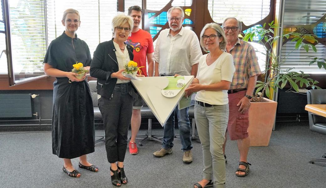 Eine Delegation von Widnau plus – Gabriel Köppel, Armando Köppel, Madeleine Federer und Urban Hämmerle (von links) – überreichten der Gemeindepräsidentin und der Gemeinderatsschreiberin Christa Köppel (2.v.l.) und Ratsschreiberin Katja Hutter die Unterschriftsbogen mit 514 Unterschriften.