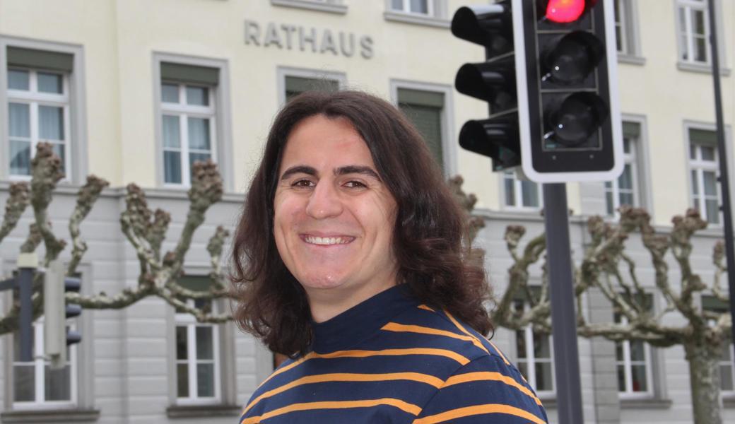 Mergim (Gimi) Ahmeti verbreitet einen eigenen Rapsong, der sich mit Oberriets Einbürgerungspraxis befasst. Im Videoclip steht die Ampel symbolisch auf Rot.