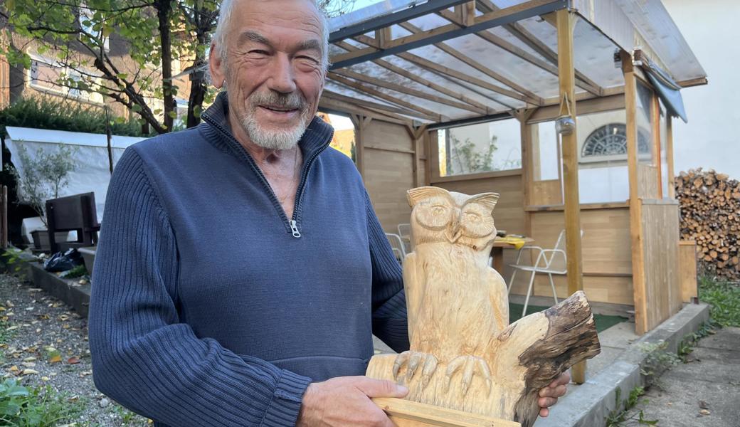 Franz Fischli schreibt nicht nur gern, sondern ist auch handwerklich begabt. Den überdachten Sitzplatz hat er selbst gemacht, die Eule selbst geschnitzt. Sie ist gewissermassen das Maskottchen für die «Eulenrunde».