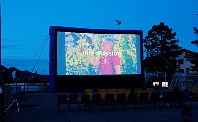 Das Openair-Kino rückt wieder näher ans Städtli: Schulhaus Bild wird zur Kulisse für laue Filmnächte