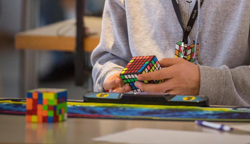 Mit einem Zauberwürfel kann der puzzlefreudige Mensch sich stundenlang beschäftigen. Ein Roboter löst die knifflige Aufgabe so schnell, dass man es gar nicht sieht.