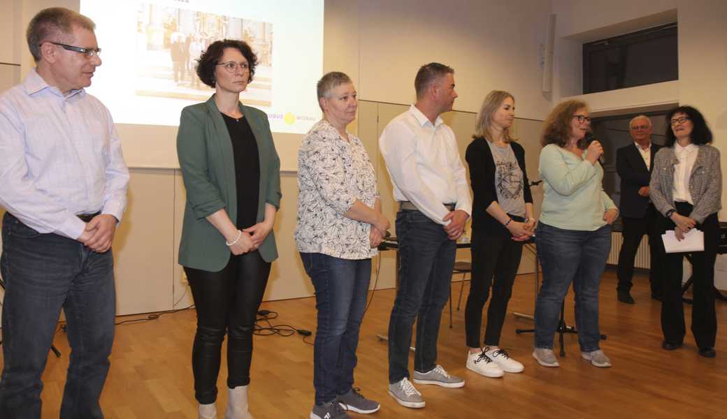 Der gewählte Pfarreirat (von links): Carmelo Cinconze, Brigitte Schmid, Gabriele Messmer, Daniel Sieber, Irene Gamweger, Marlene Heule-Kappeler und Präsidentin Trudy Roth. Hinten: Kirchenverwaltungsratspräsident Werner Barmettler.