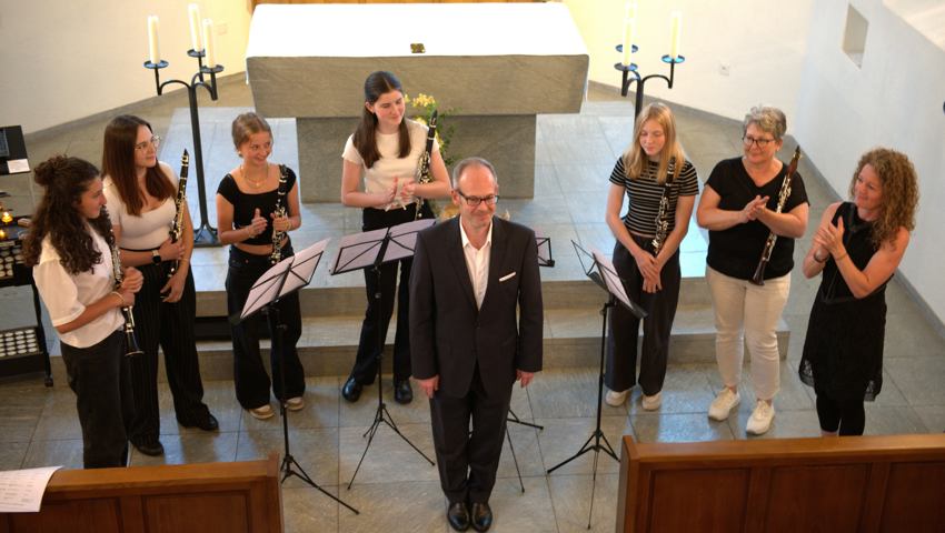 Schlussapplaus mit Organist Juergen Natter in der Mitte.