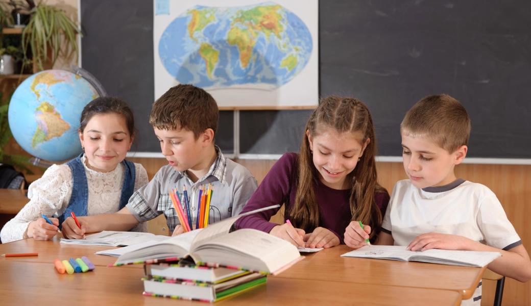 In den St.Galler Klassen werden bald wieder mehr Schüler sitzen.