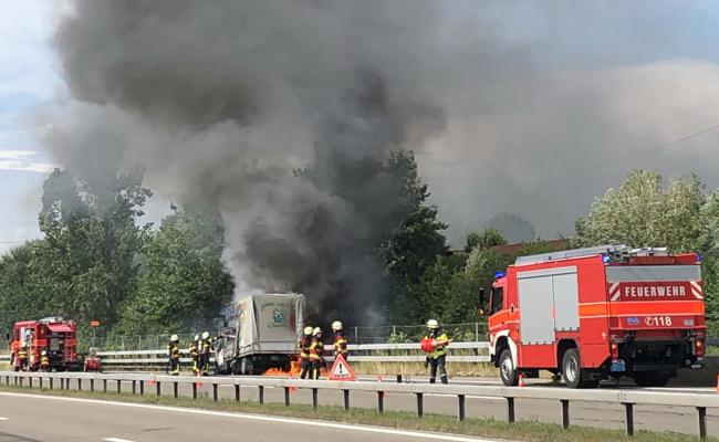 Lieferwagen auf Autobahn ausgebrannt