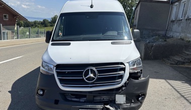 Unfall nach einem Wendemanöver: Lieferwagen stösst mit Auto zusammen