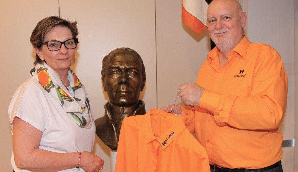 Präsident Enzo Dudli überreicht dem neuen Vorstandsmitglied Christine Barmettler ihre orange Vereinsbluse.