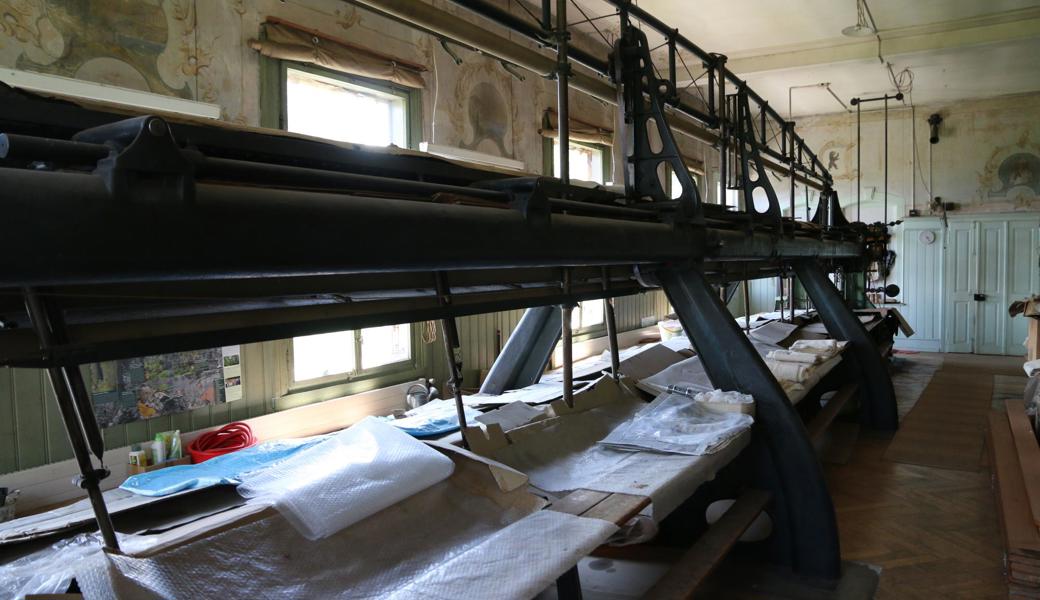 Die Saurer Schifflistickmaschine im ehemaligen Tanzsaal. 