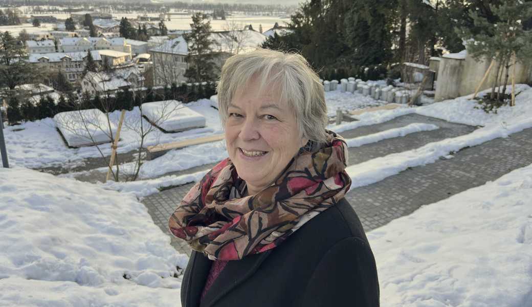 Monika Böhrer als Präsidentin der Friedhofskommission ist glücklich über die neue Anlage Burg. Anstelle eines verwilderten Hügels schlängelt sich ein gut begehbarer Weg durchs Gelände, es gibt neuerdings mehrere Sitzbänke und ein Gemeinschaftsgrab.