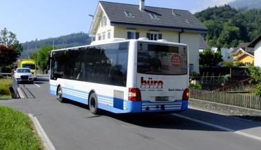 Bus fährt Bub auf Kickboard an