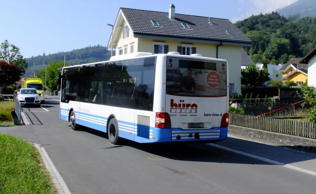 Bus fährt Bub auf Kickboard an