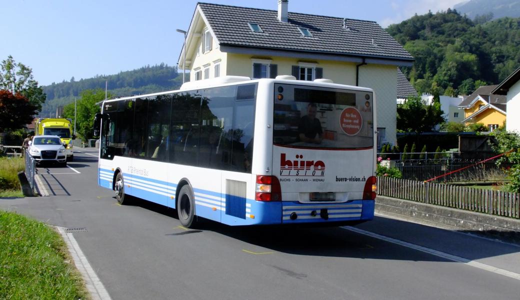 Der Bub ist mit seinem Kickboard direkt vor dem Bus vom Trottoir auf die  Strasse gefahren.