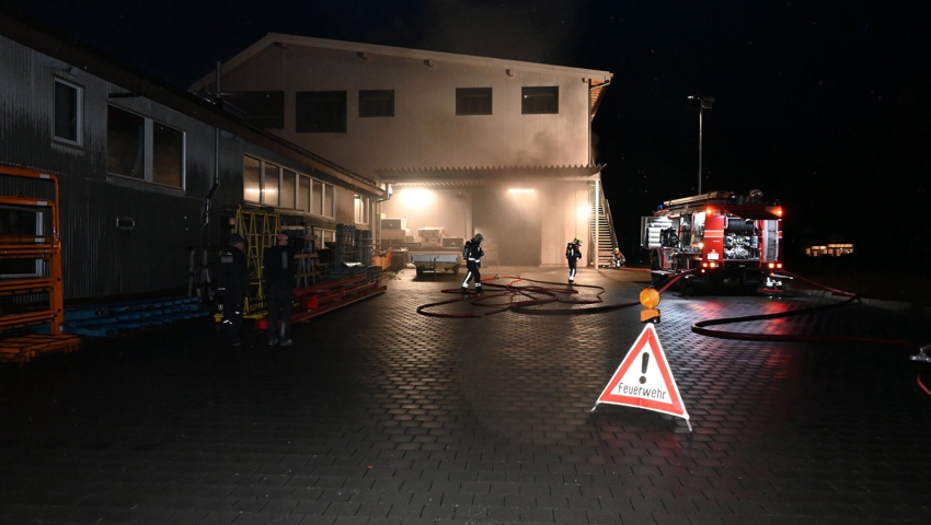 Starker Rauch und hoher Sachschaden: In einer Firmenhalle brannte ein Lieferwagen Starker Rauch und hoher Sachschaden: In einer Firmenhalle brannte ein Lieferwagen