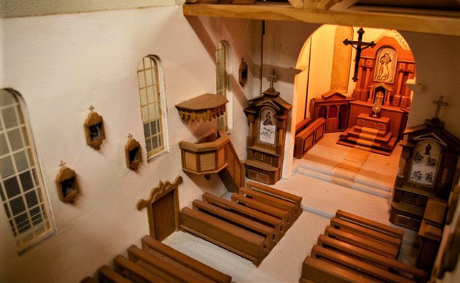 Detailreiches Modell der alten Jakobuskirche zu sehen