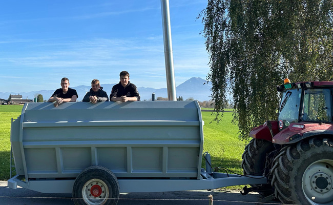 Vom Schrott zum Spa: Drei Lehrlinge bauen einen mobilen Hotpot auf Rädern