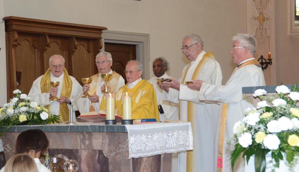Jakob Vieli (Zweiter von rechts, † 28. Mai 2021) leistete in vielen Rheintaler Pfarreien priesterliche Dienste. Auf dem Foto konzelebriert er mit Pfarrer Albert Raimann († 24. August 2019) und drei weiteren Geistlichen an dessen Goldenem Priesterjubiläum. Sein eigenes feierte Jakob Vieli im März 2017. 