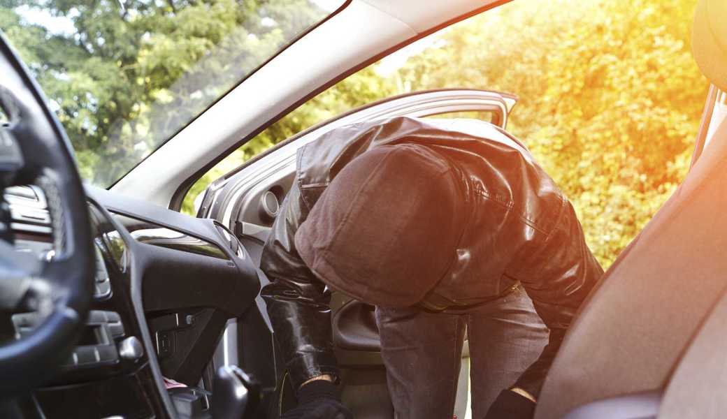 Zurzeit suchen Diebe systematisch nach nicht abgeschlossenen Autos und klauen aus diesen, was sie darin finden.
