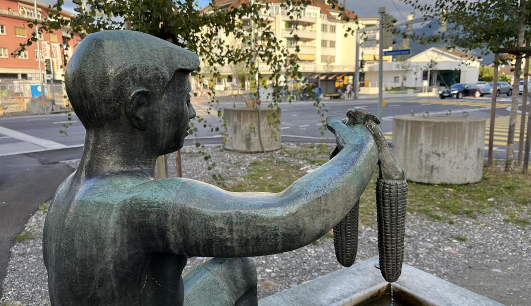 An der Spitze der Gemeinde Diepoldsau wünschen sich viele Einheimische eine Persönlichkeit, die dem Dorf verbunden ist. Das hat eine kleine Strassenumfrage ergeben. Die gewünschte Verbundenheit zumindest mit der Region symbolisiert die Brunnenfigur mit den Maiskolben, die wegen der Zentrumsgestaltung an einen unscheinbaren Platz versetzt worden ist. 