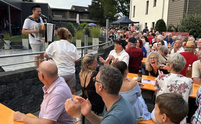 300 Schlagerfans feiern am Alpsteinstrassenfest ausgelassen für den guten Zweck