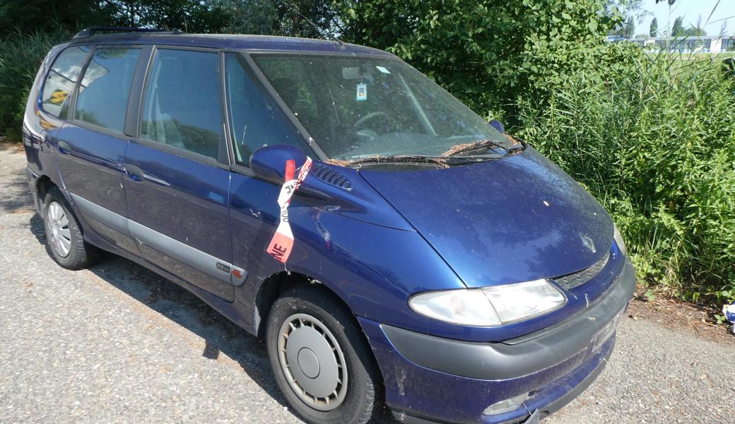 Die Autos ohne Kennzeichen, die auf öffentlichen Parkplätzen dem Gesetz nach nicht abgestellt werden dürften, sind mittlerweile verschwunden. Die Abfälle bislang nicht.