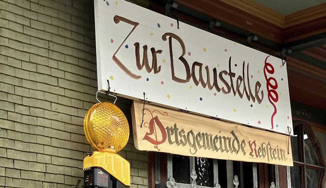 Fasnächtlich doppeldeutig umgesetzt: Eine Baustelle ist der marode «Rebstock» einerseits – andererseits hätte die Ortsgemeinde dort gern schnellstmöglich eine Baustelle für einen Neubau.