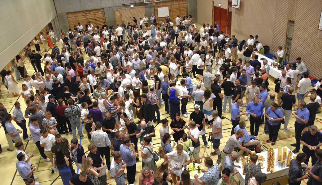 200 junge Menschen feiern zusammen ihren Lehrabschluss