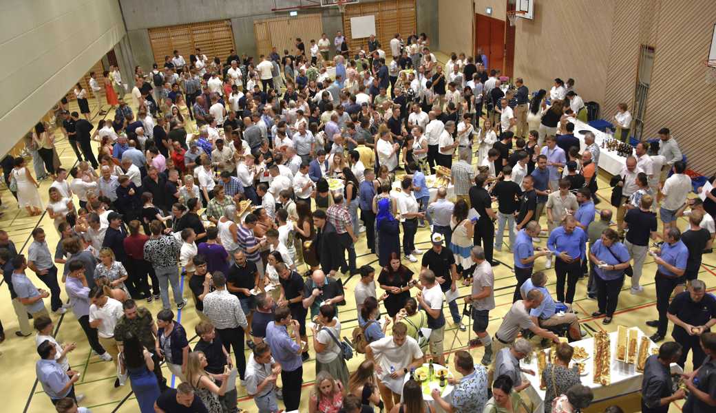 Grossandrang beim Apéro nach der Diplomfeier der Autoberufe in Buchs.