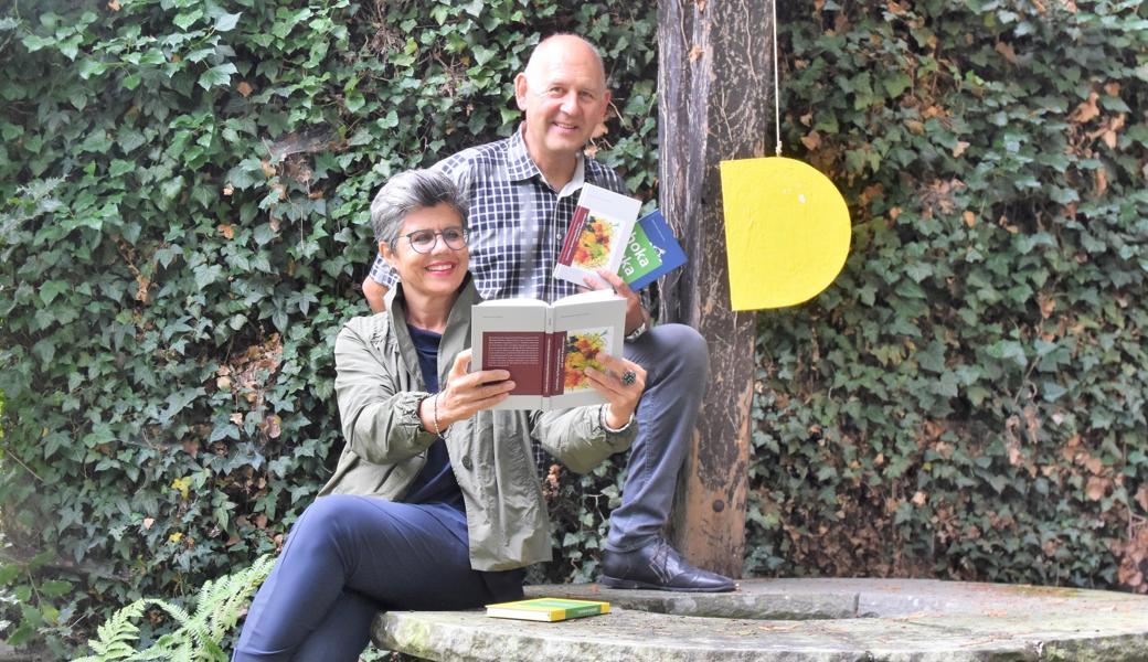 Sarah Peter Vogt (Kulturstiftung) und Michel Bawidamann («Diogenes») freuen sich aufs nächste Buch aus dem Schreibwettbewerb.