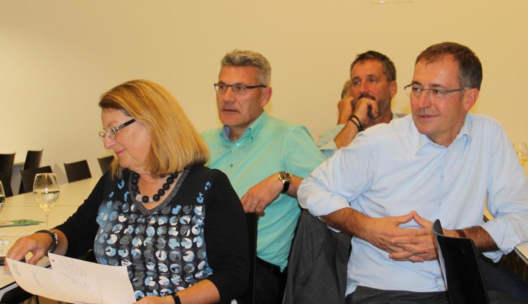 Inge Schütz, die Präsidentin der SVP International, war extra aus Bern angereist, Nationalrat Roland Rino Büchel (rechts) gehört dem Vorstand der SVP International an.