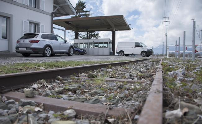 Gleis für Brückensanierung abbauen