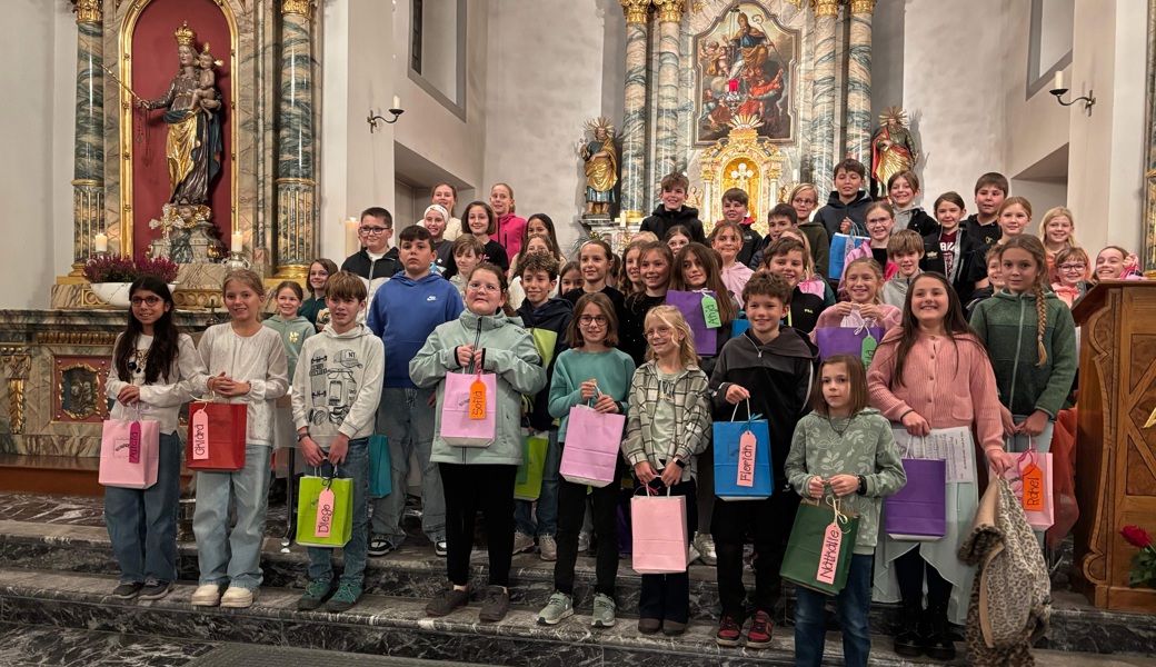 Die 5. Klässler aller sieben Dörfer beim Bibelübergabegottesdienst in Rüthi. Bild: zVg