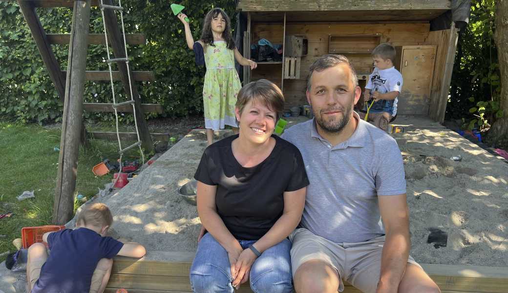 Ruben (links) spielt mit seinen Geschwistern im Sandkasten. Seine Eltern Michal und Reto Schmid setzen sich dafür ein, dass er weiter im Dorf die Schule besuchen darf.
