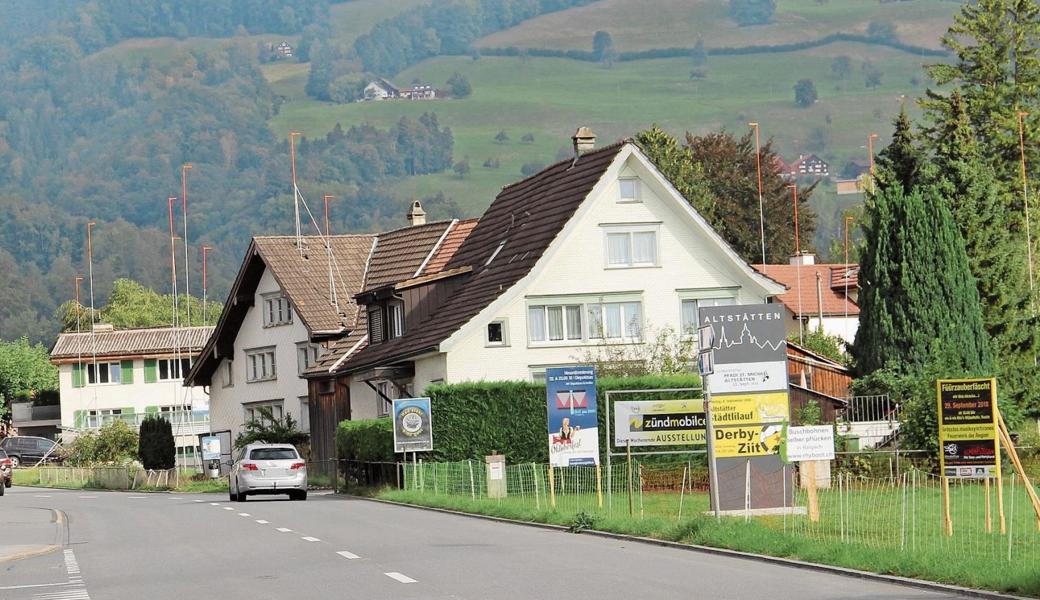 Wer die Oberrieterstrasse befährt, dem springen die Visiere ins Auge. 