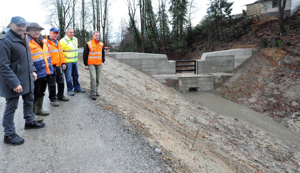 Abschlussbegehung über der vergrösserten Bachsperre Winkel am Dorfbach, von links: Gemeindepräsident Andreas Eggenberger, Ingenieur Reto Walser, Bauunternehmer Felix Rupprecht, Bauamtschef Roman Gruber, Förster Josef Benz.
