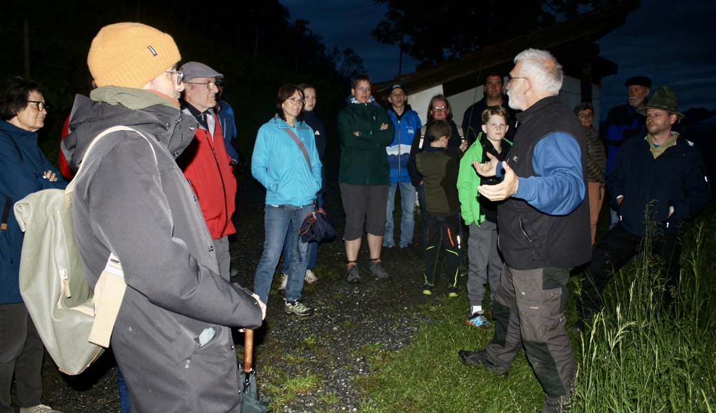 Auch der Regen konnte die grosse Gruppe nicht davon abhalten, den spannenden Ausführungen von René Güttinger zu folgen.