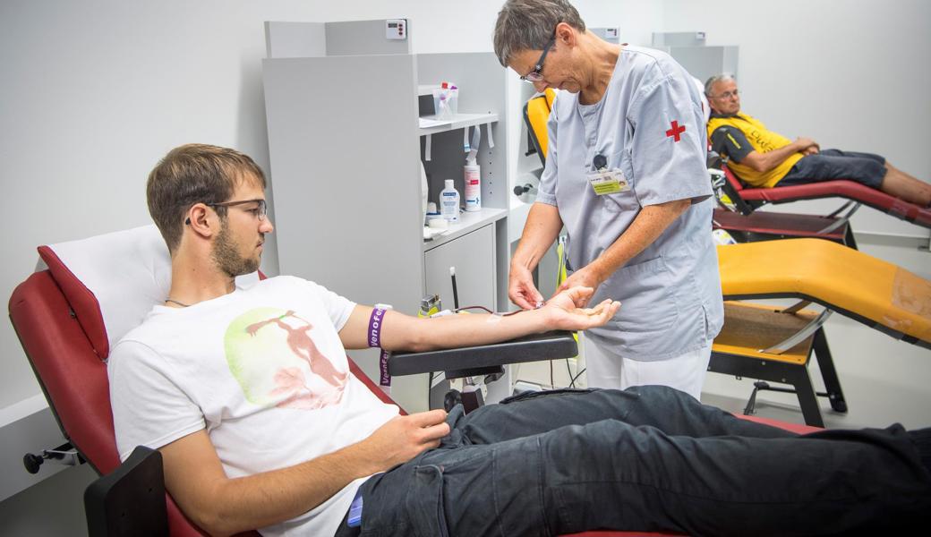 Blutspendedienste sind auch während Corona ausdrücklich erlaubt zur Sicherstellung der Blutversorgung. Blut spenden ist unbedenklich, da es keine Anhaltspunkte gibt, dass Coronaviren über das Blut weitergegeben werden. 
